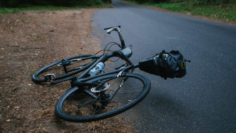 Près de Lyon : un cycliste tente de doubler une voiture, il chute lourdement