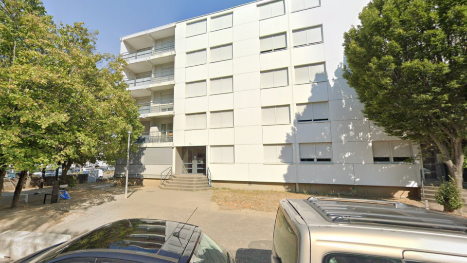 Pr&egrave;s de Lyon : la police d&eacute;barque dans son immeuble, il saute du 4e &eacute;tage