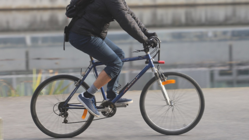 Pr&egrave;s de Lyon : un cycliste pourrait perdre sa jambe apr&egrave;s avoir &eacute;t&eacute; tra&icirc;n&eacute; sous un camion