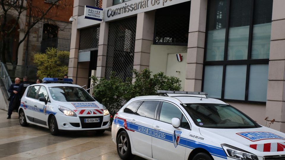 Lyon : le drapeau français du commissariat volé