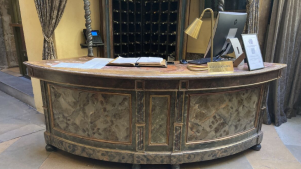 Lyon : fermée pour rénovation, la Cour des Loges vend son mobilier aux enchères ce lundi