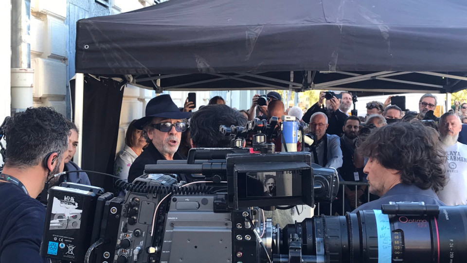 Lyon : Tim Burton star de son remake de la Sortie d’Usine avec Grégory Doucet, Rima Abdul Malak et Vincent Macaigne