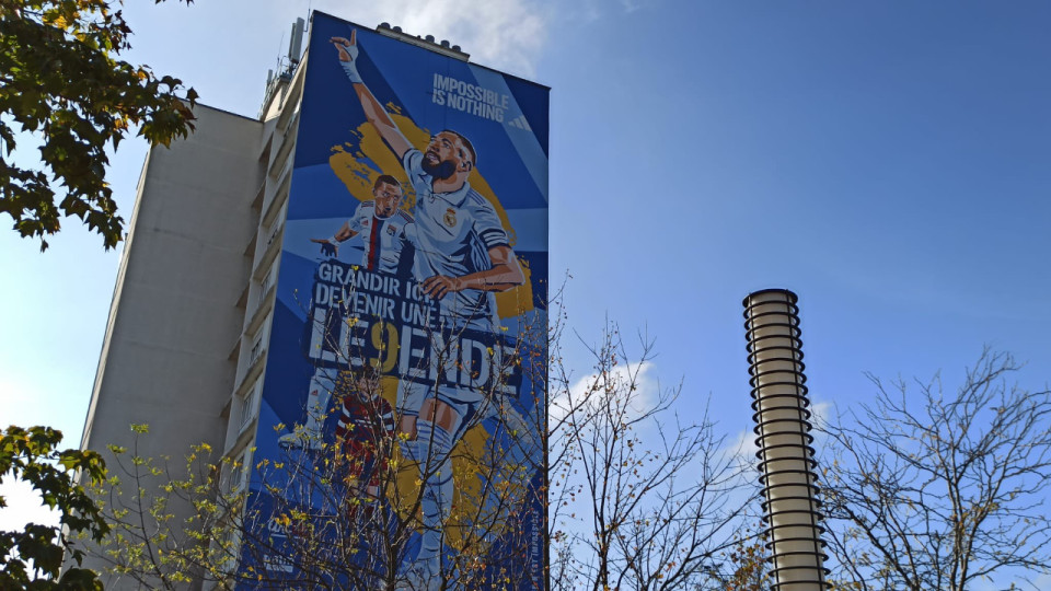A Bron, la fresque de Karim Benzema dévoilée, le joueur s'est rendu sur place dans la plus grande discrétion !