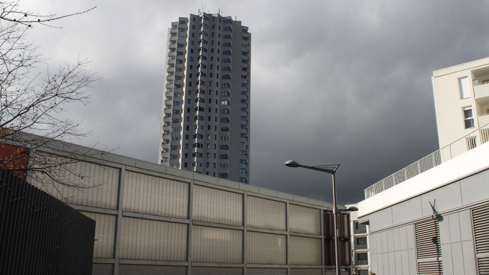 Descente de police à la Duchère : les agents trouvent des drogues, des liasses ou encore une grenade