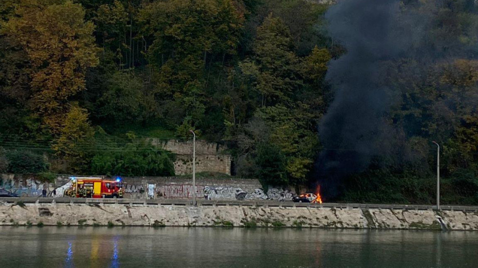 Lyon : une voiture s’embrase sur les quais de Saône