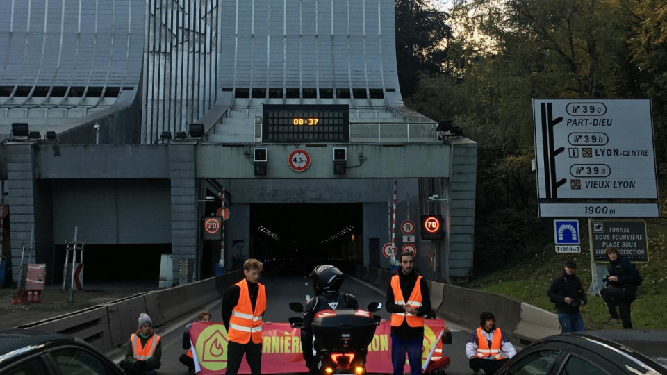 Nouveau blocage de Dernière Rénovation à Lyon : des militants assis devant le tunnel sous Fourvière