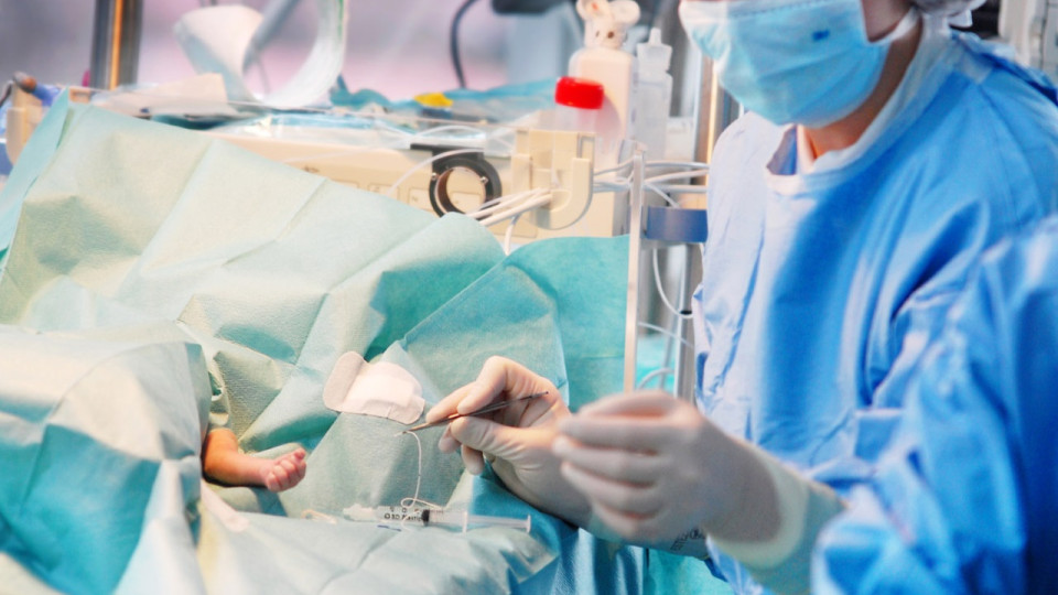 Tensions pédiatriques aux Hospices Civils de Lyon : la faute à deux ans de masque ?