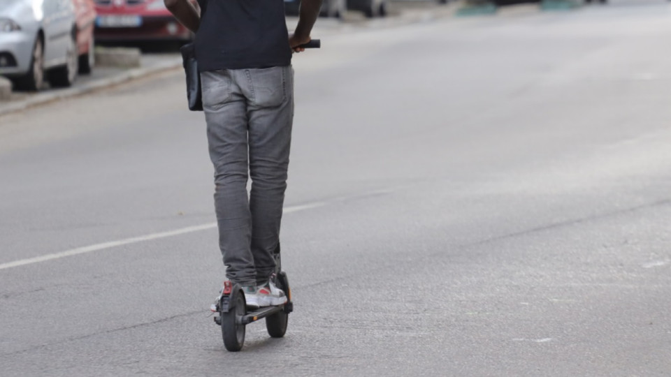 Lyon : renvers&eacute; par une voiture de police alors qu&rsquo;il circule en trottinette