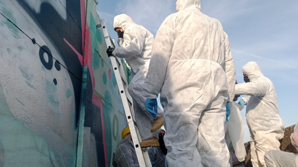 Pollution aux perfluorés : des centaines d’activistes écologistes envahissent le site Arkema près de Lyon