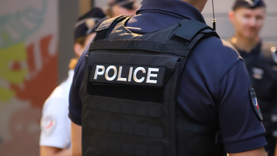 Près de Lyon : un homme ivre arrêté en possession d’un pistolet-mitrailleur