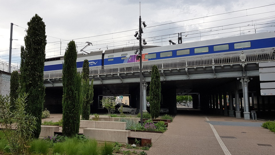 Lyon : une vieille dame tombe sur la voie ferr&eacute;e et est heurt&eacute;e par un train en gare de Jean-Mac&eacute;