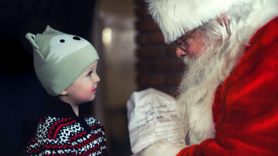 Lyon : le Père Noël distribue des cadeaux aux sans-abris