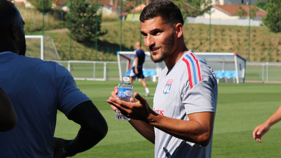 Houssem Aouar (OL) annoncé partant pour jouer avec l'Algérie, son entourage temporise