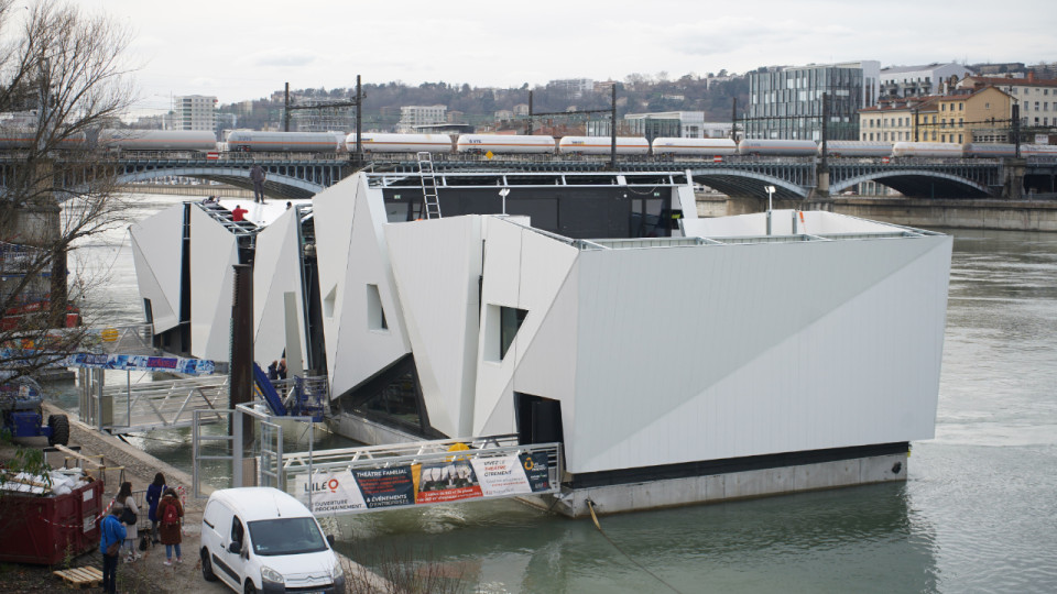 A Lyon, le premier théâtre flottant au monde ouvre enfin ses portes