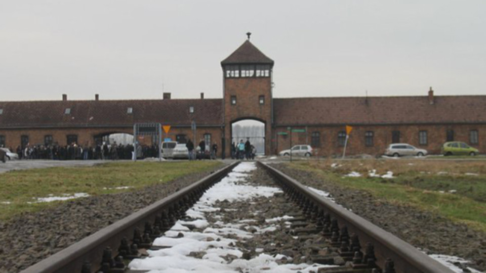 Pourquoi la Métropole de Lyon annule le voyage des collégiens à Auschwitz ? L'opposition s'interroge
