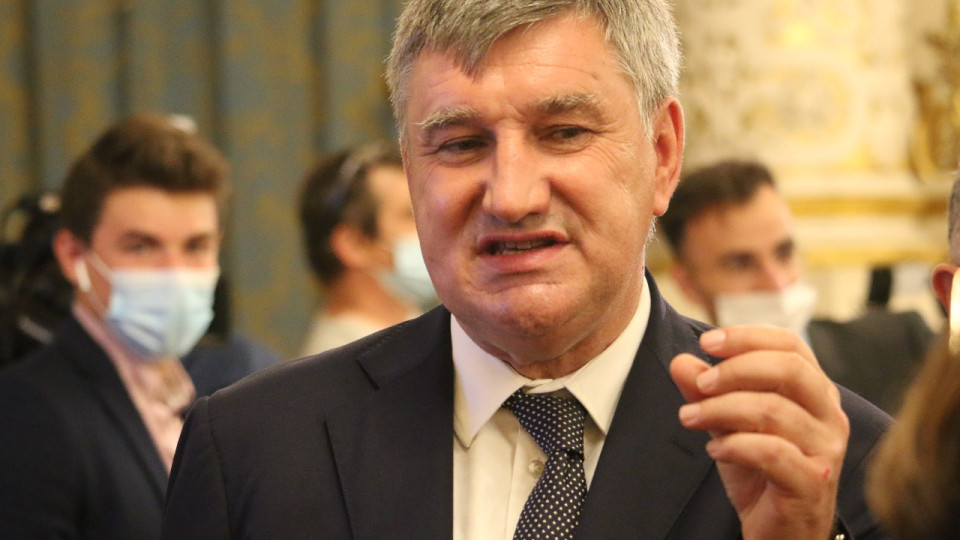 Le leader des Jeunes avec Macron victime d’un doigt d’honneur de la part du président du Département du Rhône ?