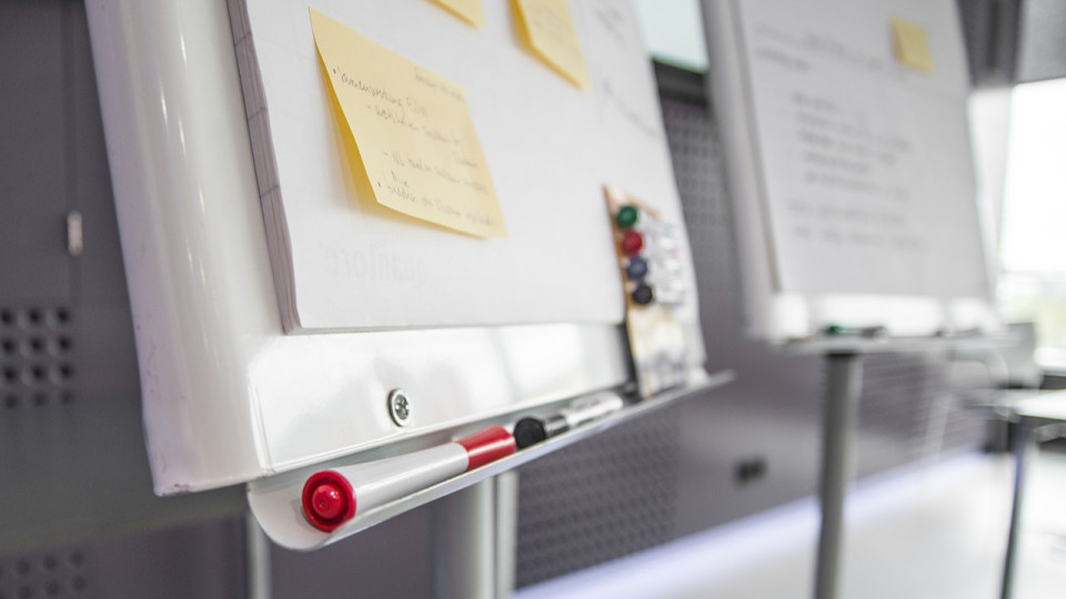 Enseignante tuée par un élève à Saint-Jean-de-Luz : une minute de silence ce jeudi dans les établissements scolaires de Lyon et du Rhône