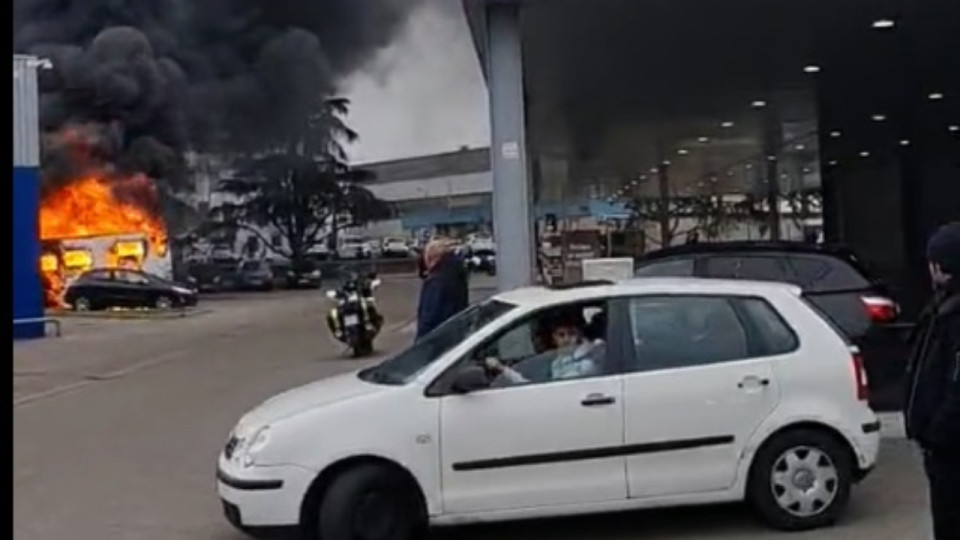 Vénissieux : un véhicule prend feu sur le parking du Leclerc Drive