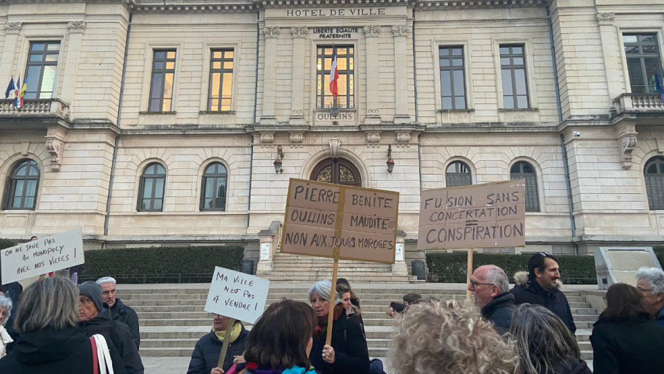 Ils veulent être consultés sur la fusion Oullins-Pierre-Bénite : une centaine de riverains manifestent