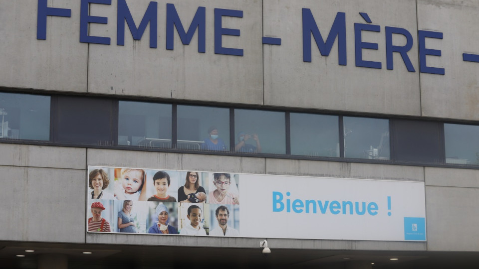 Bron : il débarque à la maternité armé d’une disqueuse