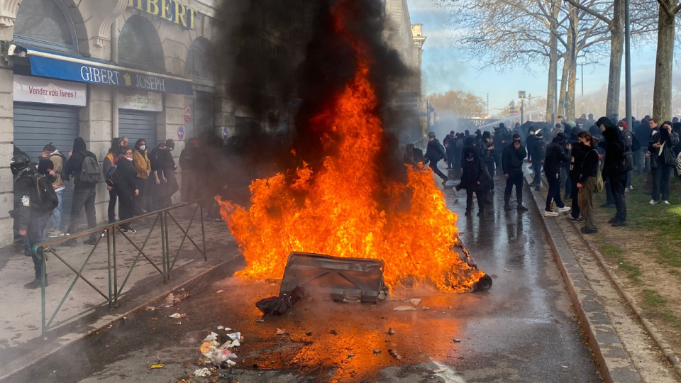 Réforme des retraites : entre 12 500 et 30 000 manifestants à Lyon, un groupe de 1000 casseurs sème le trouble