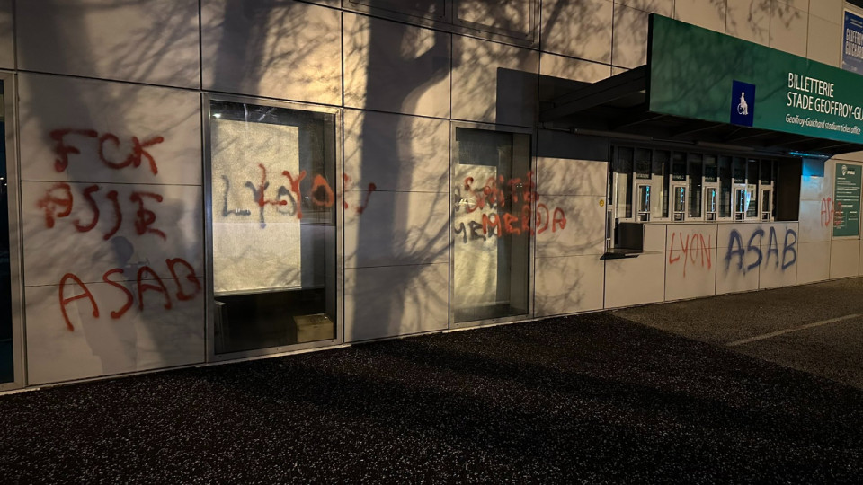 Le stade Geoffroy-Guichard à St Etienne tagué par des ultras lyonnais ?