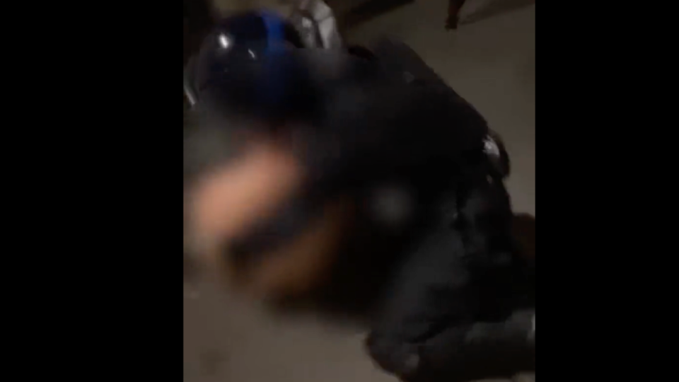 Manifestant frappé et dénudé par un policier à Lyon : une enquête ouverte