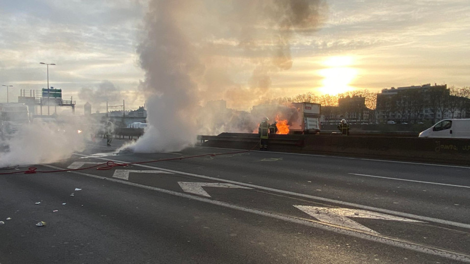 Lyon : la M7 bloquée par les opposants à la réforme des retraites, un barrage enflammé installé 
