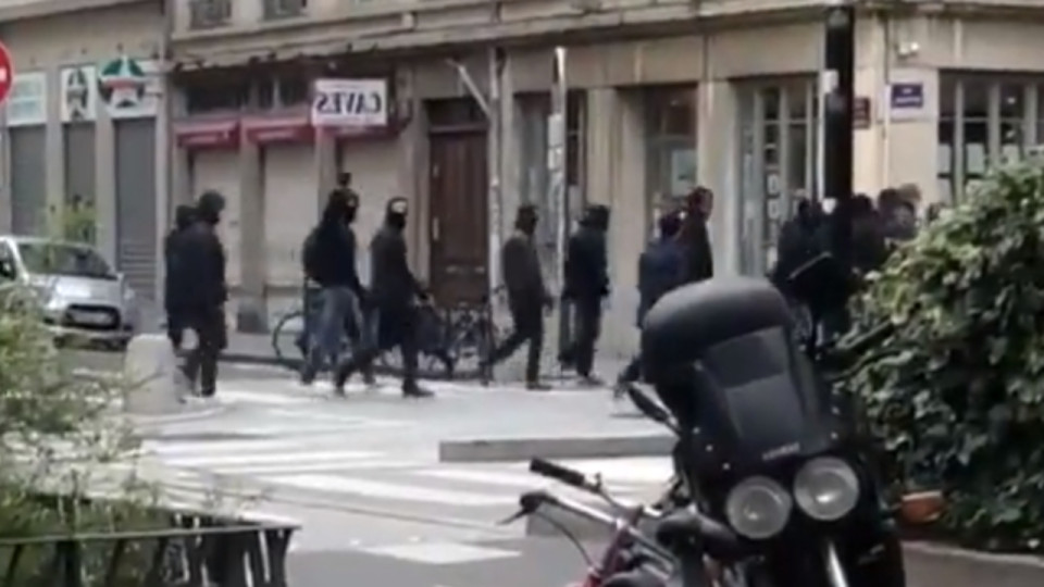 Lyon : nouvelle démonstration de l’ultradroite, des dizaines de personnes cagoulées devant des lycées