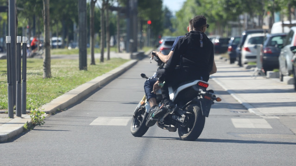 Vénissieux : ils percutent une voiture en grillant un feu rouge lors d’un rodéo en moto-cross