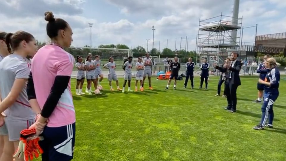 "On avait envie de vous dire merci" : le maire de Lyon s'invite à l'entrainement de l'OL féminin