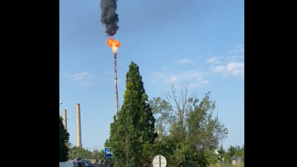 Près de Lyon : la torchère de Feyzin activée, flammes et panache noir visibles