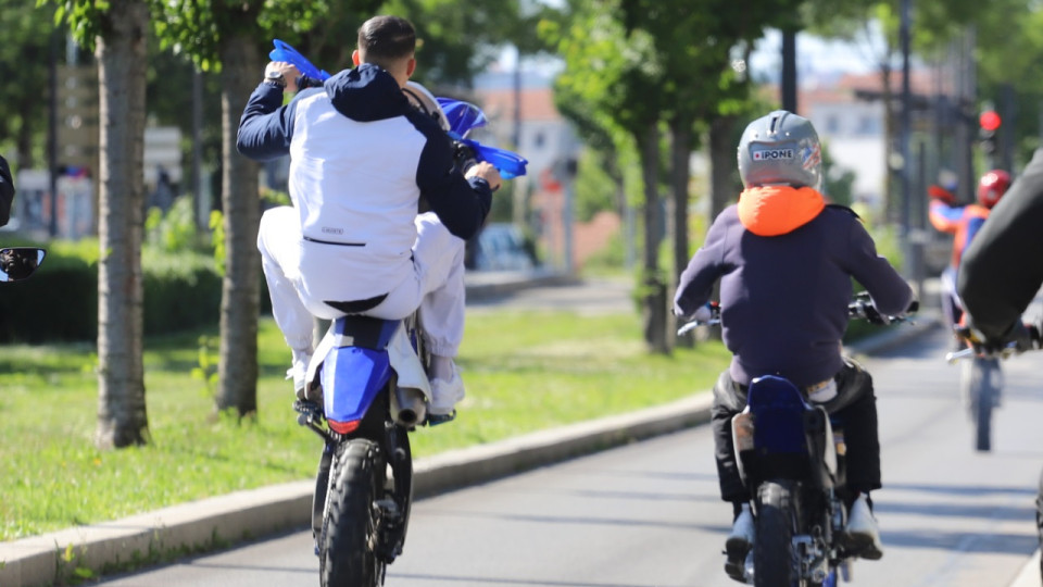 Saint-Priest : un policier blessé en stoppant un rodéo à motocross, les agents pris à partie par une vingtaine d’individus