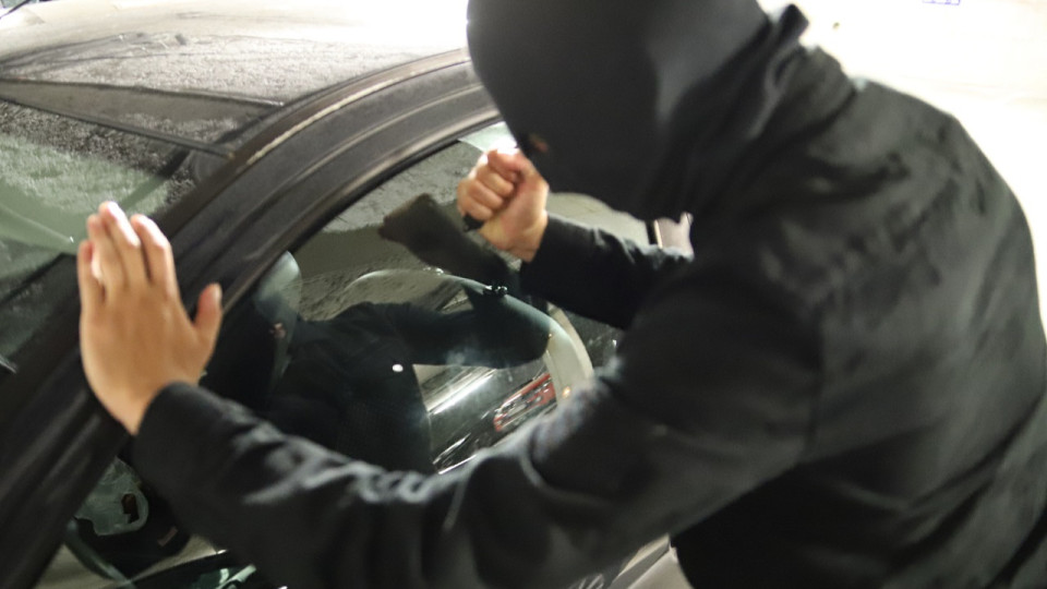 (MàJ) Lyon : un Libyen vole dans des voitures, est pris en flagrant délit mais nie les faits