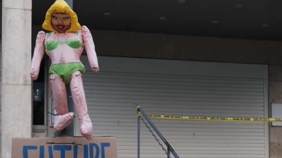 Séance de lecture pour enfants avec des drag-queens à Lyon : action des identitaires devant la mairie du 9e