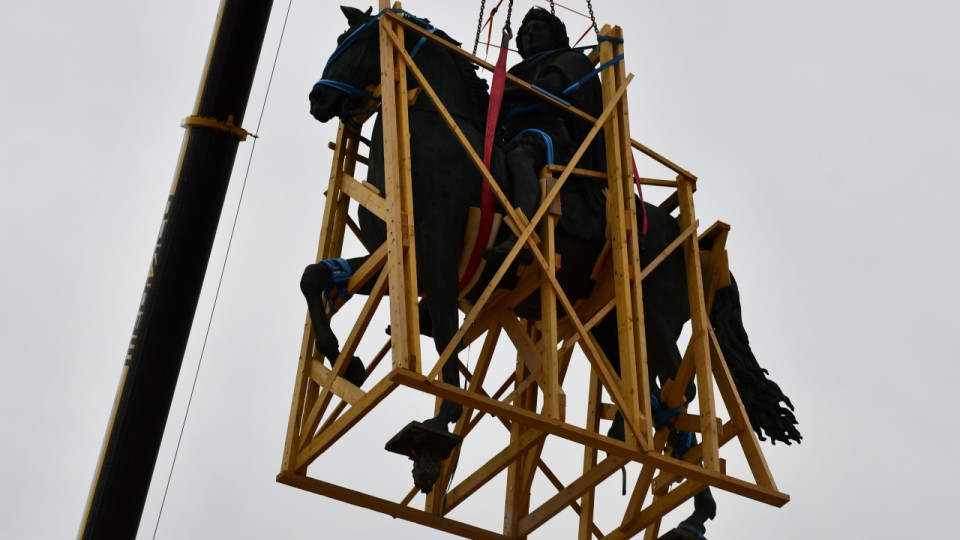 Lyon : la statue Louis XIV a quitté son socle et part en rénovation