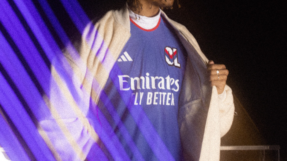 L’ancien logo de l’OL fait son retour sur le maillot extérieur (officiel)