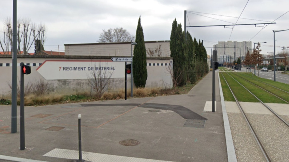 Lyon : un arbre incendié par des tirs sauvages de feux d’artifice, le feu se propage au toit d’une caserne militaire