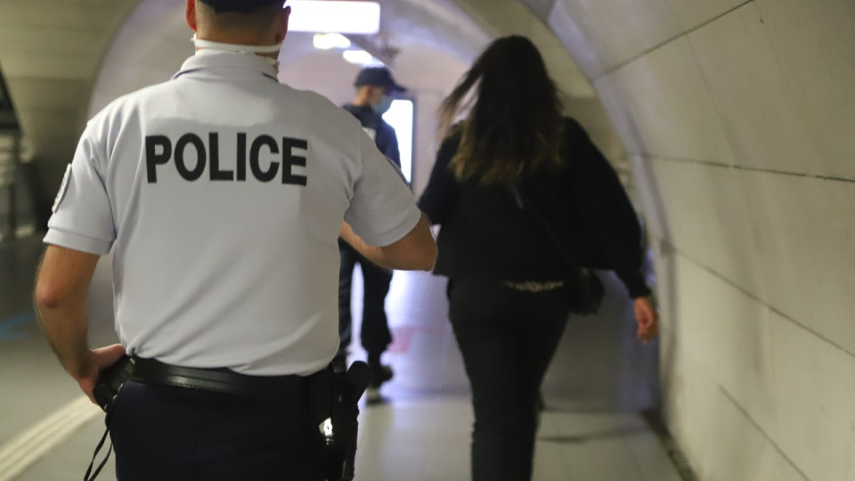 Des Lyonnaises volent dans une parfumerie et embarquent le vigile sur leur capot