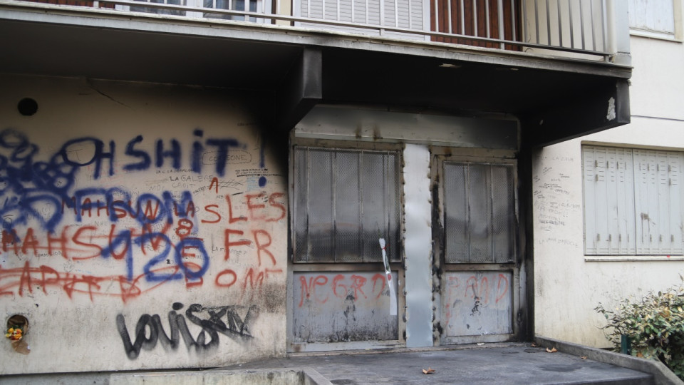 Vaulx-en-Velin : l’incendie qui a fait 10 morts est parti d’un canapé dans le hall squatté