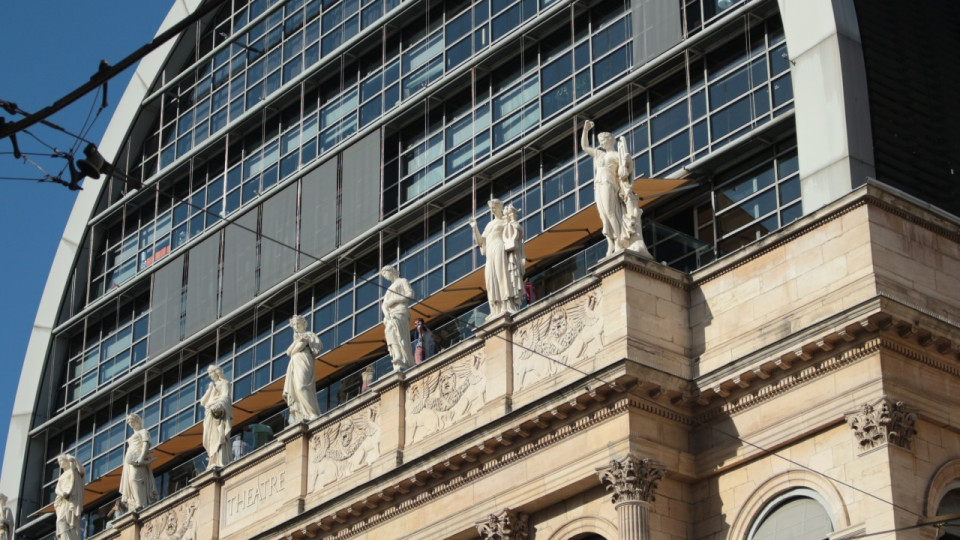 Johanna renversée et tuée par un bus à Lyon : sa mère menace d'une grève de la faim sur les marches de l'Opéra