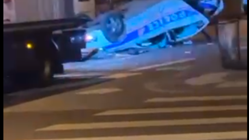 Lyon : il grille un feu rouge et percute une voiture de police qui se retourne