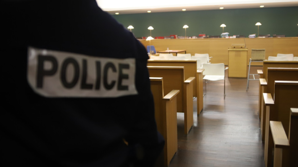 Près de Lyon : il veut défendre sa compagne mais la blesse avec une tronçonneuse