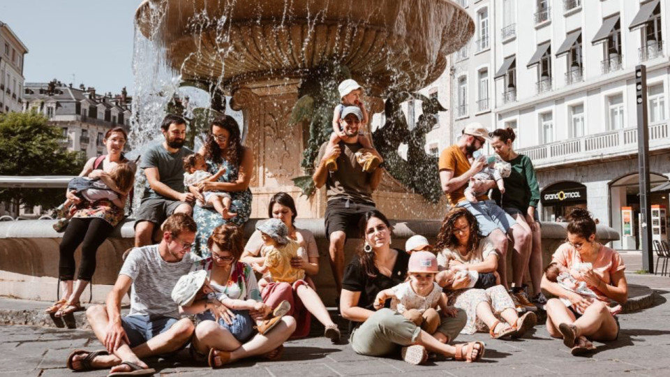 "Jai faim je mange" : cette photographe veut "briser le tabou" de l’allaitement public