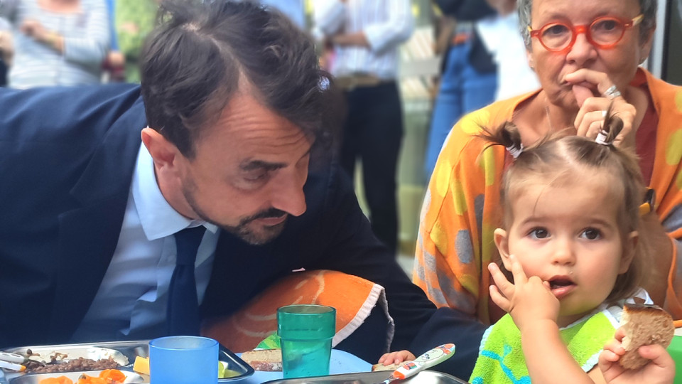 Lyon : Grégory Doucet déjeune à la crèche Boileau pour tester les nouveaux menus "comme à la maison"
