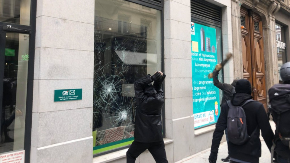 Lyon : l'avocat black bloc condamné à 10 mois de prison avec sursis