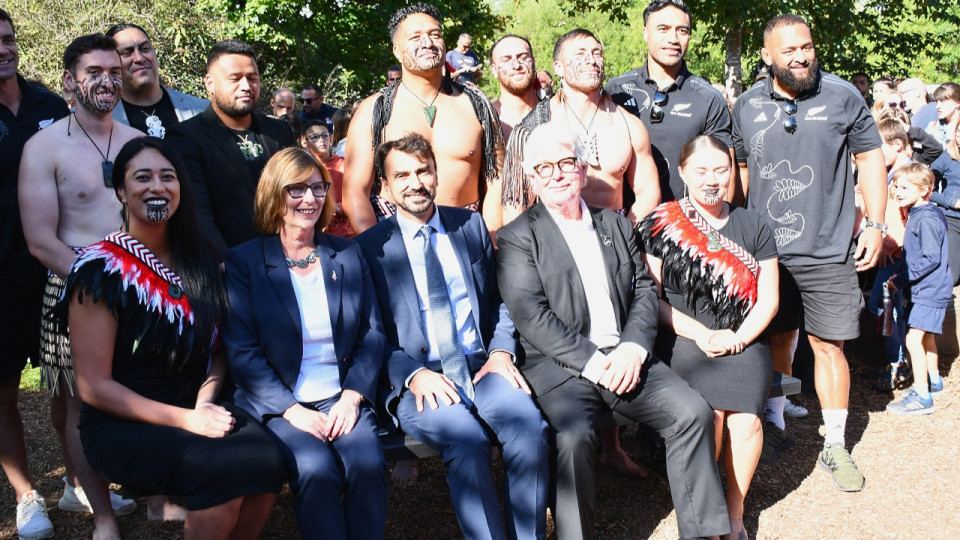 Pour remercier Lyon de son hospitalité, les All Blacks offrent un banc et un haka à la mairie