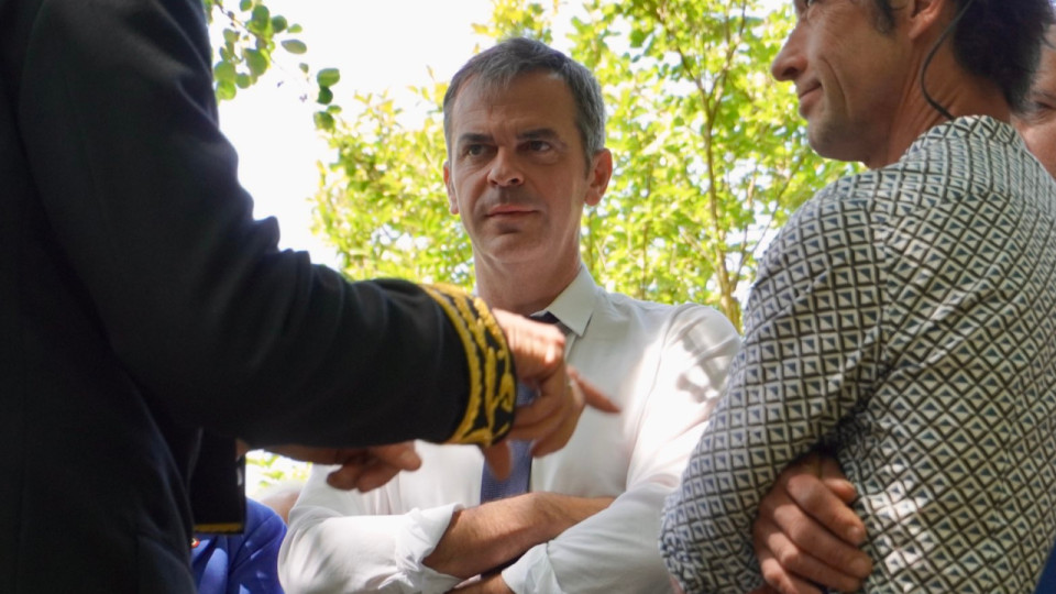 Zéro artificialisation nette : Olivier Véran réclame des sanctions contre la Région et Laurent Wauquiez