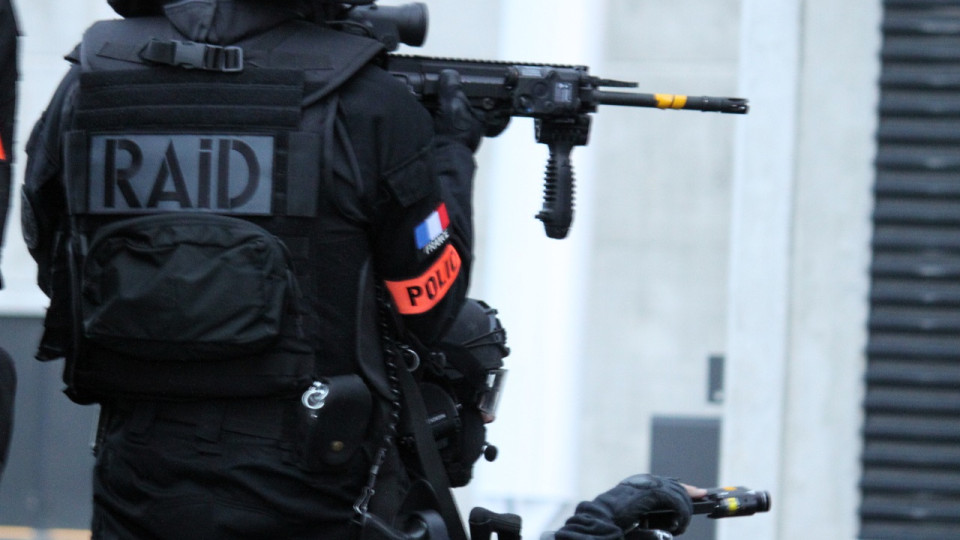 Trafic de drogue international près de Lyon : 23 kg de cannabis, des armes et plus de 66 000 euros saisis