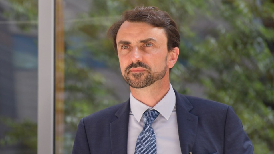 Enseignant tué à Arras : le maire de Lyon adresse "son soutien aux enseignants", la France passe en alerte "urgence attentat"